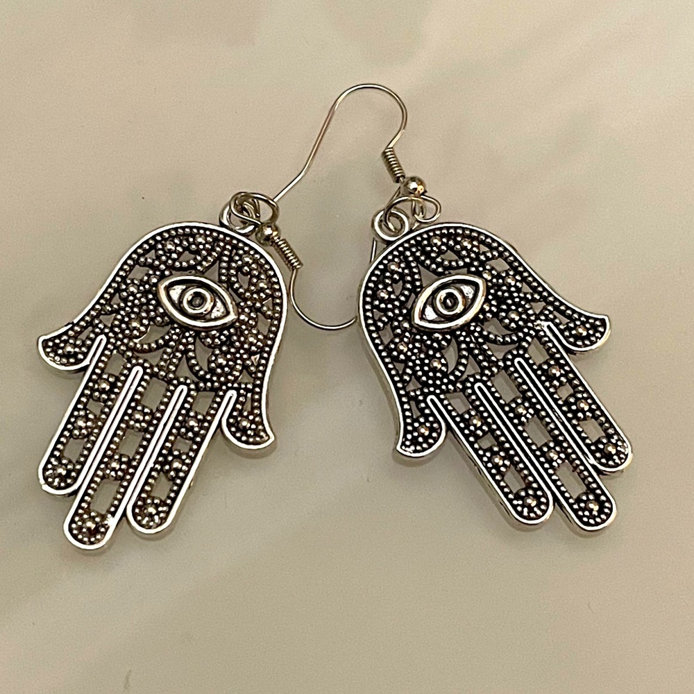 Evil eye earrings. Silver. Summer vibes.